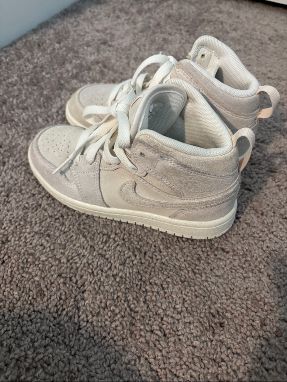 Nike Kids High-Top Sneakers in Light Beige and Off-White